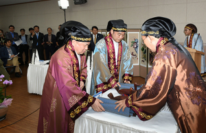 천년의 꿈 두 탑 결혼… 혼주 만났네