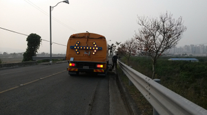 영천시 진공노면청소차 “도로변 책임진다”