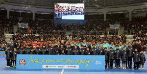 ‘축구스타가 만든 웃음 바다’… 홍명보 자선축구대회