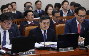 김동연 “중·단기 고용대책…비판 겸허히 수용”