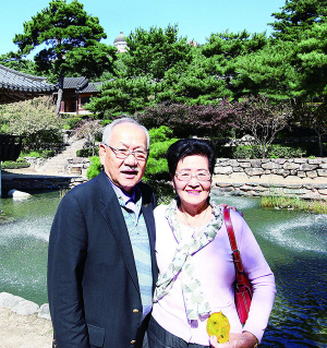 49년만에 계명대 방문한 노부부 ‘1만 달러 기부’