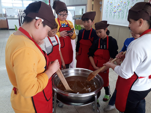 우리가 먹을 고추장 우리가 담아요!