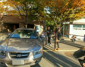 “전기차 충전기 설치하라”…아파트 입구 막아