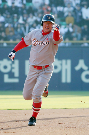 ‘홈런 2방’ SK‚ 한국시리즈 1차전서 두산 제압