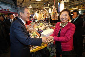 죽도시장과 인사 나누는 문재인 대통령