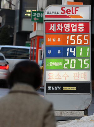 휘발유 12일만에 133.5원 내려…‘유류세 인하분’ 역전