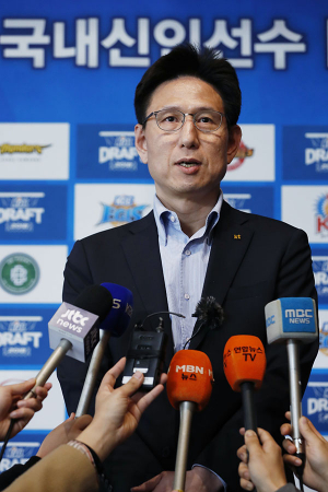 KT 돌풍 서동철 감독 “초보가 철학은 무슨…6강이 목표”