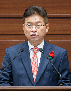 이철우 경북지사, 김관용 12년 도정 청산하나