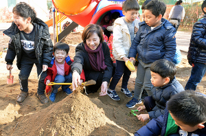  유은혜 교육부장관, 어린이들과 모래놀이