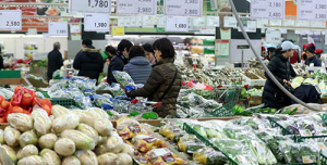 소비자물가 두 달째 2%대…농산물·유가 고공행진