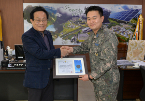 엄태항 봉화군수, 제8789부대 감사패 받아