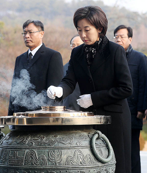 나경원, 현충원 참배…“국민 신뢰 정당으로 거듭나겠다”