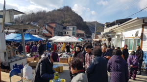 낙동강 첫 마을 명호 재래 10일 장 열려 