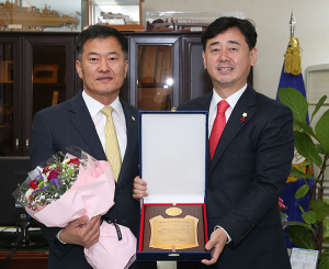 남윤찬 안동시의원, 道 의정 봉사대상 수상