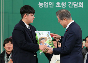 文대통령‚ 농업인 초청 간담회… ‘농정혁신’ 강조