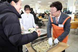 총장이 떡국 퍼주며 덕담을… 동양대 시무식 ‘눈길’