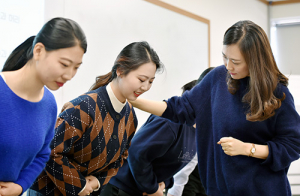 ‘인사는 바른자세로’