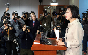 결백 주장 손혜원, 민주당 탈당…‘국정 블랙홀’ 우려