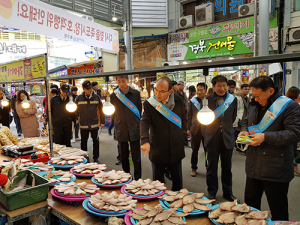 죽도시장에서 ‘설맞이 전통시장 장보기’