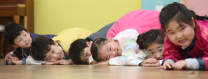 예절 배우는 개구쟁이 