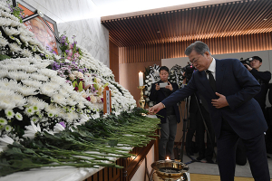 문 대통령‚ 고 김복동 할머니 빈소 조문