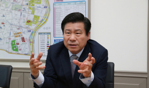 “시청 이전 반대, 현 위치에 새로 건립하도록 집중”