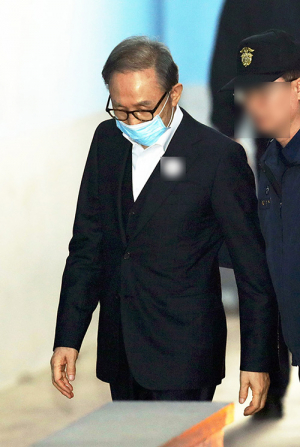 이명박‚ 349일만에 조건부 석방…“집에만 있어라”