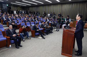 與, 긴급 의총 나경원 성토…“원내대표직 사퇴해야”