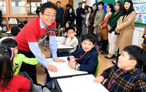 39년만에 교사로 돌아간 이철우 지사