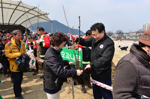 봉화군, 군민 나무 나누어주기 행사 성황리 개최
