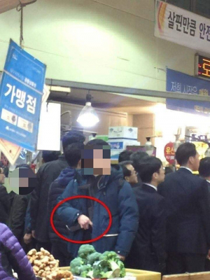‘文 경호원 기관총’ 논란