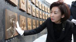 천안함 추모비 용사들 어루만지는 나경원
