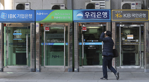 모바일뱅킹‚ 하루 이용 5조 시대…고령층에는 ‘남의 일’