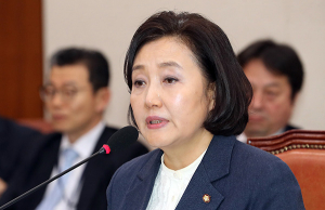 ‘셀프 방어’ 나선 박영선, 여야는 “내로남불” 공방