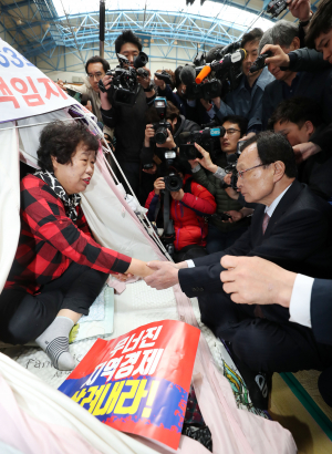 포항 간 이해찬 “피해복구 너무 늦어…특별법 대책 마련”