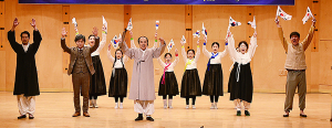 만세외치는 시민들
