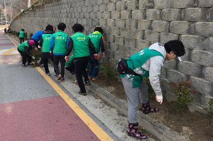 학교변 꽃길 조성 ‘아이들에게 웃음꽃 선사’