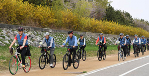 자전거도 타고 꽃도 심고