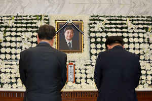 으르렁 대던 여야, 故김홍일 앞에 고개 숙여