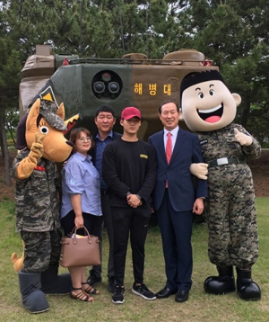 눈물의 이별 대신 축제와 같은 해병대 입영