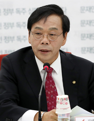 이완영, 벌금 500만원 확정…의원직 박탈