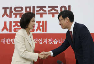 김상조, 나경원 만나 “경제원탁회의 국회 결정 따른다”