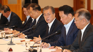 “전례 없는 비상 상황, 근본 대책 필요”…‘탈일본’ 전면 나선 文