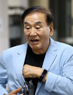 ‘반공법 위반 옥살이’ 이재오, 재심서 45년만에 무죄