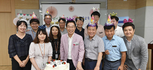 유머와 개성이 있는 생일 축하 행사
