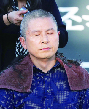 황교안, 청와대 앞서 삭발 감행