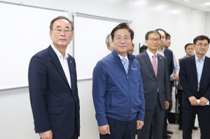 성윤모 산업부 장관, 구미 소재부품 국산화 기업 방문