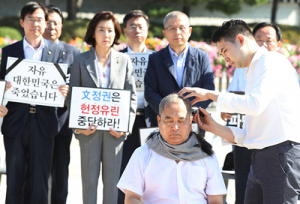 한국당 중진·지방의원도 첫 삭발…릴레이 지속
