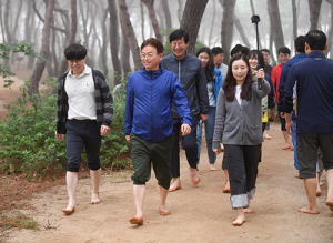 천년숲 황톳길 걸으며 직원들과 소통
