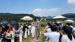 하중도 코스모스 꽃단지에서 웨딩마치 “행복해요”